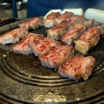 ソウル大人気の焼肉屋！「夢炭（モンタン）」でカルビを食べる